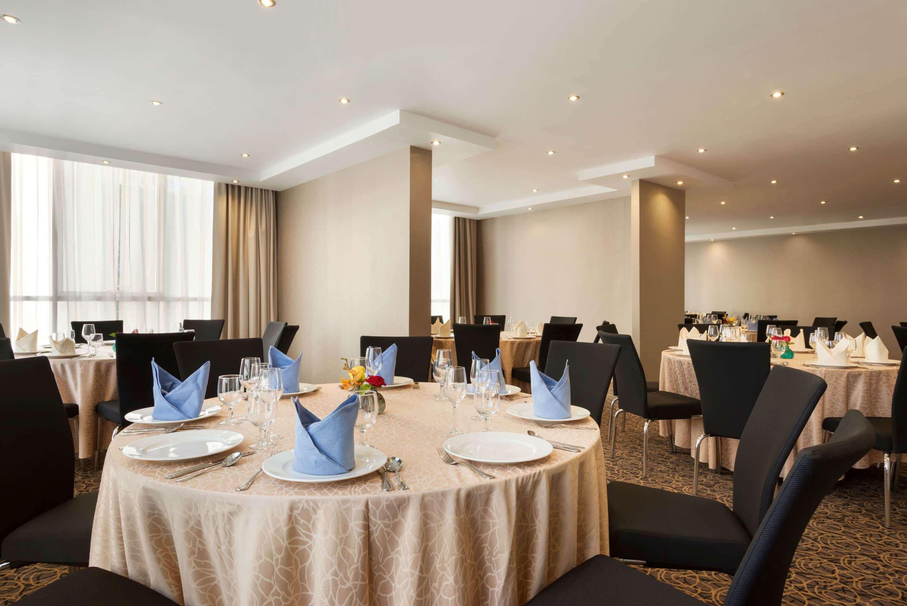 Tryp By Wyndham Abu Dhabi City Center Exterior photo